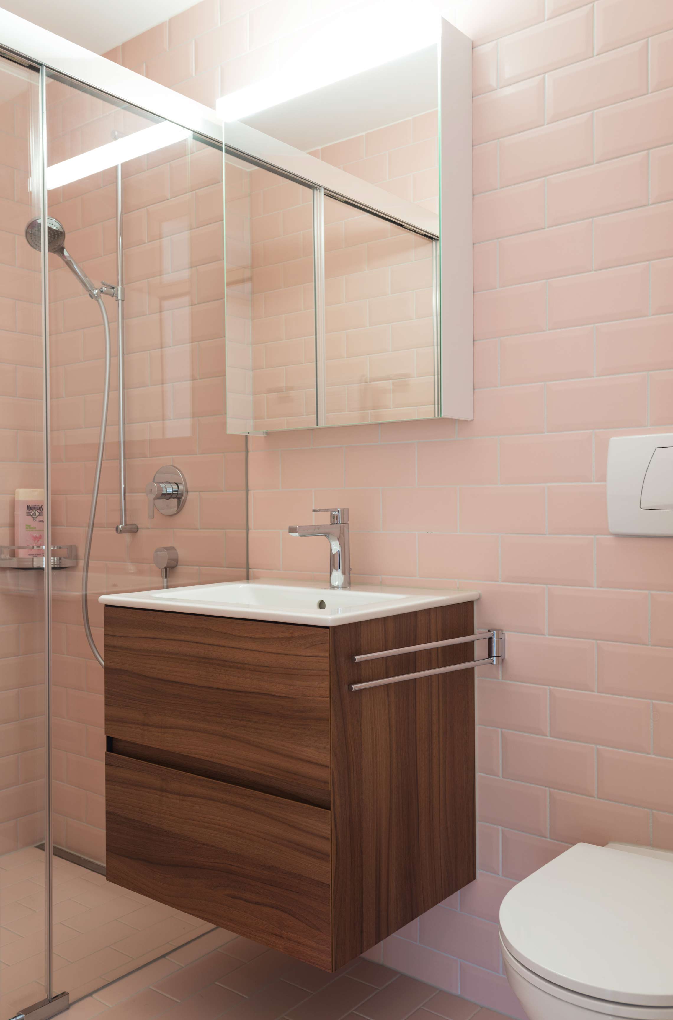 07_01_girlsbathroom